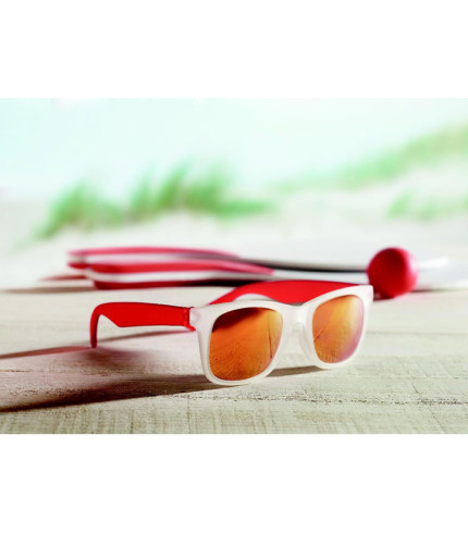 Sunglasses with mirrored lense