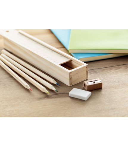 Set pribora u drvenoj kutiji