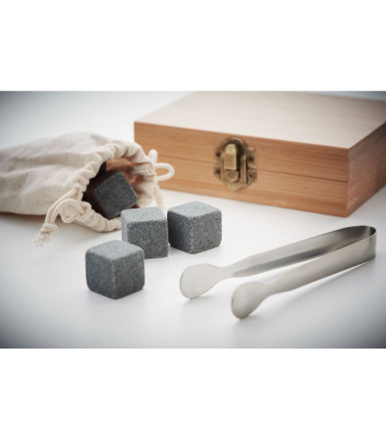 9 kamenih kocki leda u kutiji