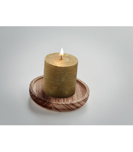 Svijeća na okrugloj drvenoj podlozi