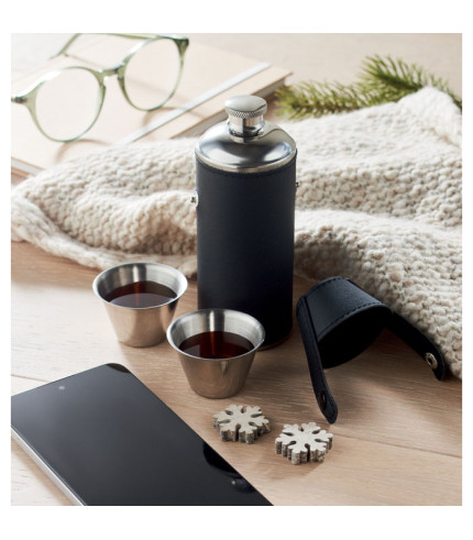 Pljoska s čašicama za žganje