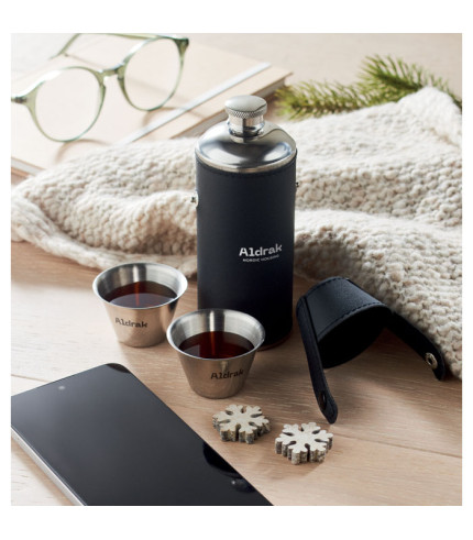 Pljoska s čašicama za žganje